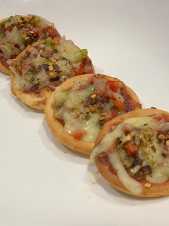 થીન ક્રસ્ટ કોઇન પીઝા(Thin crust coin pizza recipe in gujarati) રેસીપી મુખ્ય ફોટો