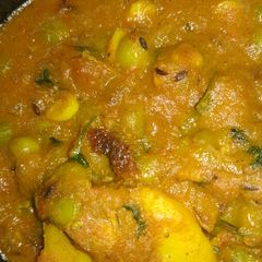 A picture of Aaloo matar.