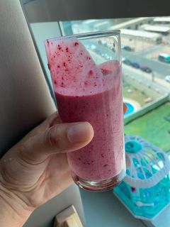 صورة لوصفة سموذي بالتوت والفراولة mixed berries smoothie