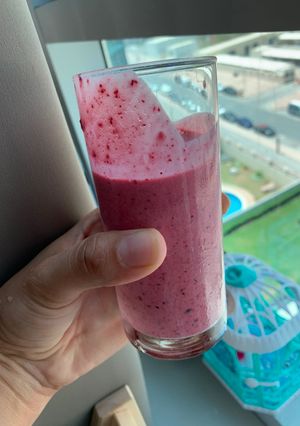 صورة لوصفة سموذي بالتوت والفراولة mixed berries smoothie