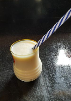 બનાના મિલ્કશેક (Banana Milkshake Recipe In Gujarati) રેસીપી મુખ્ય ફોટો