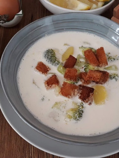 Una foto de Gazpachuelo malagueño con brócoli