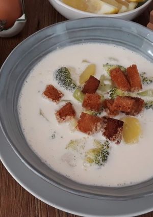A picture of Gazpachuelo Malagueño with Broccoli.