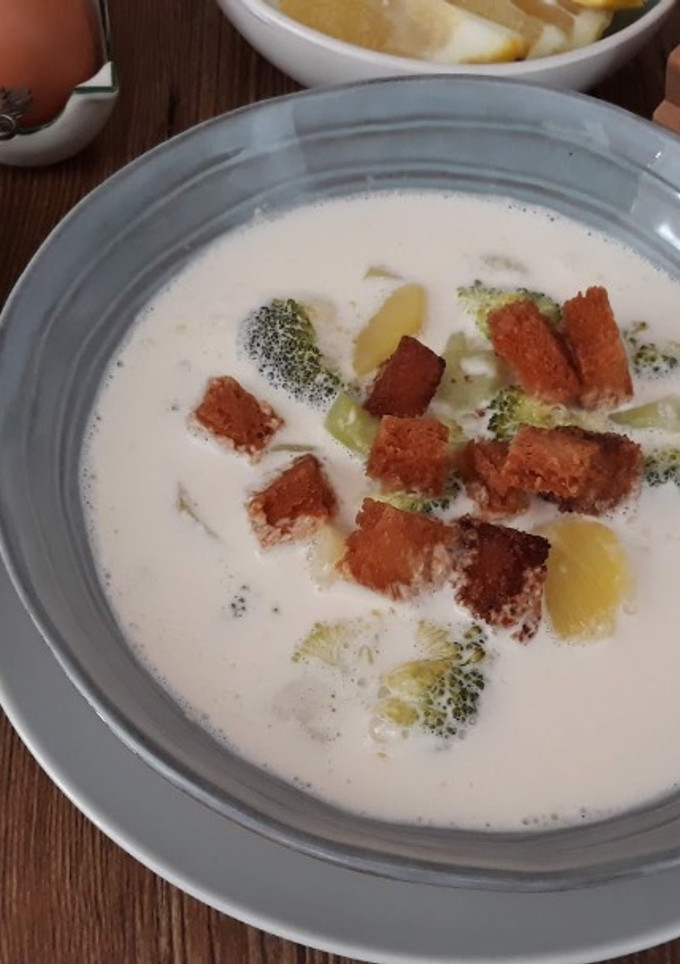 Una foto de Gazpachuelo malagueño con brócoli