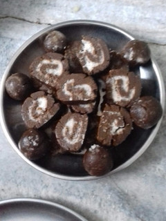 ચોકલેટ રોલ(Chocolate Roll Recipe in Gujarati) રેસીપી મુખ્ય ફોટો