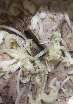 Una foto de Churrasquitos con cebolla y vino blanco