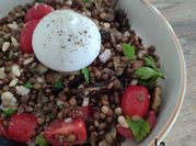 Une photo de aubergines tomates cerises