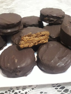 Una foto de Alfajores de chocolate con aceite