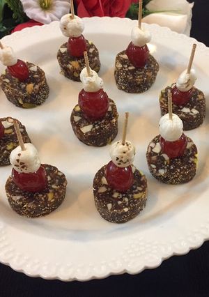 A picture of Dates makhana dry fruit rolls.