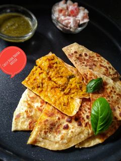 चीजी दुधी पराठा (cheese dudhi paratha recipe in marathi) रेसिपी चे मुख्य फोटो