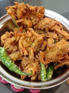 A picture of Kanda Bhaji (Onion fritters).