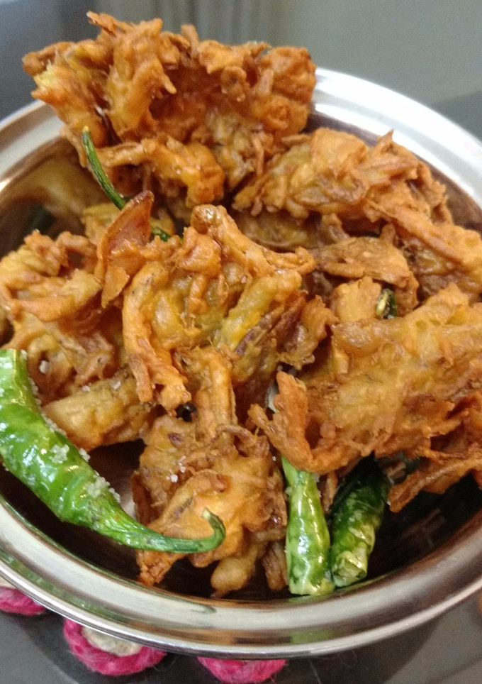 A picture of Kanda Bhaji (Onion fritters).
