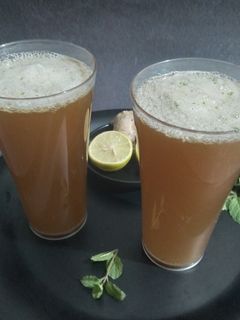 ગોળ લીંબુ શરબત (Jaggery Lemon Sharbat Recipe In Gujarati) રેસીપી મુખ્ય ફોટો