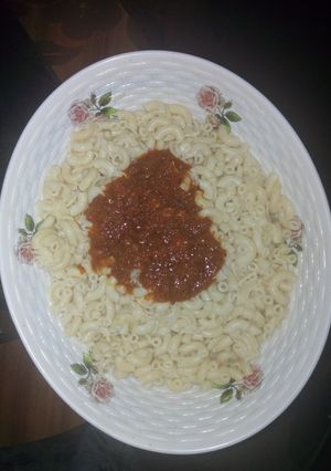 A picture of Macaroni with stew.