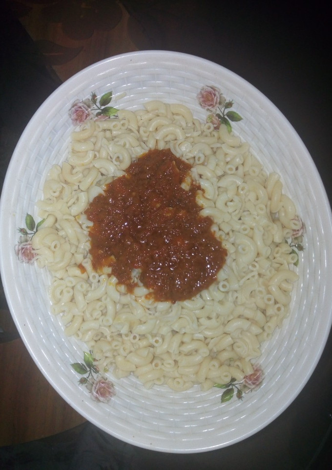 A picture of Macaroni with stew.