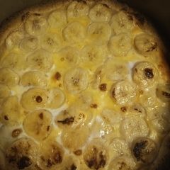 A picture of Banana tart almond base.