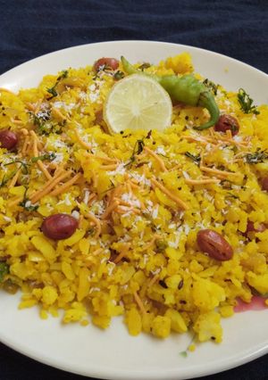 कांदा पोहा (kanda poha recipe in Hindi) रेसिपी मुख्य फोटो