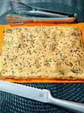 Empanada de bacalao con huevo y aceitunas negras