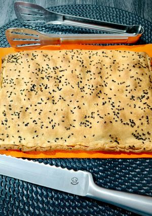 Una foto de Empanada de bacalao con huevo y aceitunas negras
