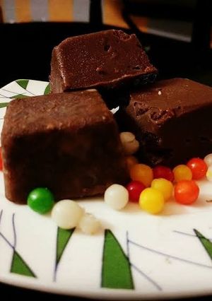 चॉकलेट (chocolate recipe in Hindi) रेसिपी मुख्य फोटो