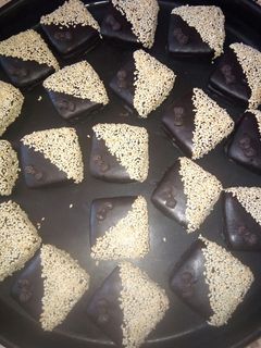 صورة لوصفة قاطو الشوكولاته بالجلجلان 😘