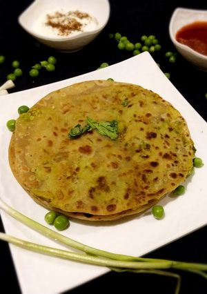 મટર લીલા લસણ ના પરાઠા (Matar Lila Lasan Paratha Recipe In Gujarati) રેસીપી મુખ્ય ફોટો