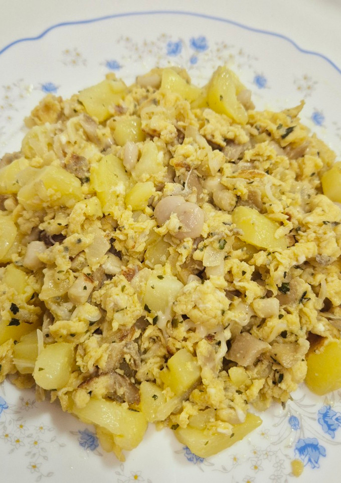 Una foto de Revuelto de setas con patatas