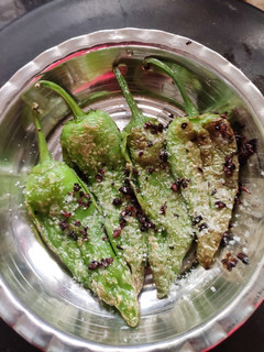 કાઠિયાવાડી મેથીયા મરચાં (kathiyawadi methiya marcha Recipe In Gujarati) રેસીપી મુખ્ય ફોટો