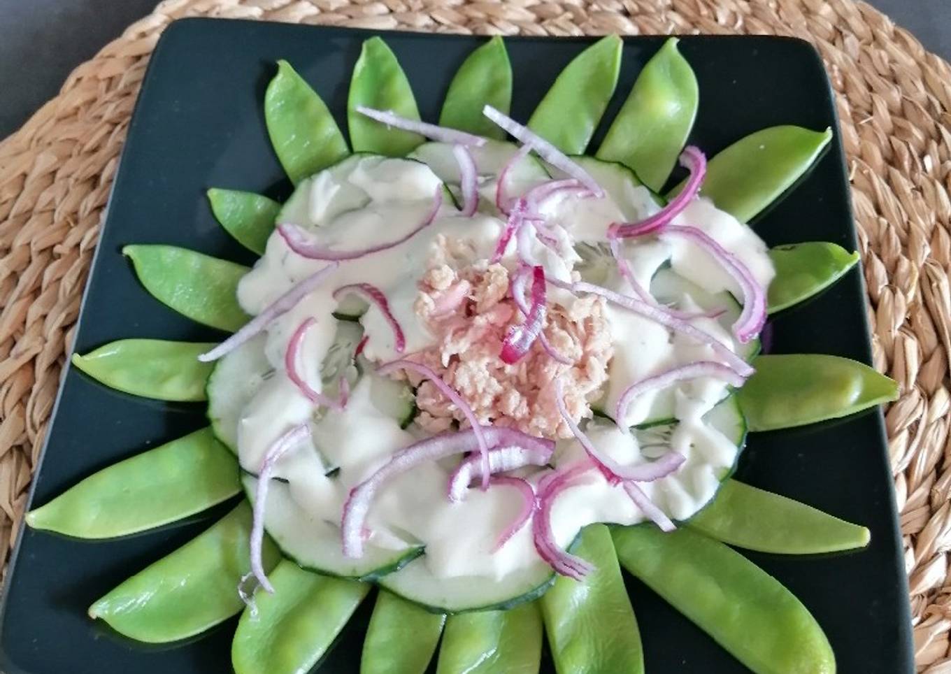 Ensalada de tirabeques con atún y vinagreta de yogurt