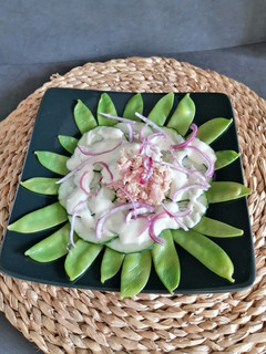 Una foto de Ensalada de tirabeques con atún y vinagreta de yogurt