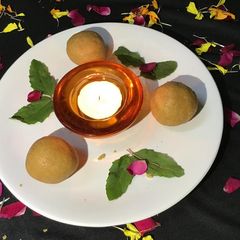 A picture of Besan ladoo.