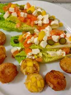 Una foto de Croquetas de mango y ensalada de cogollos