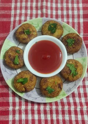 લેફ્ટ ઓવર ખીચડી ના કબાબ (Leftover Khichdi Kebab Recipe In Gujarati) રેસીપી મુખ્ય ફોટો