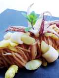 Spaghetti chitarra con calamari all'arancia, asparagi e crema di pistacchi