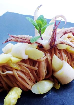 Foto di Spaghetti chitarra con calamari all'arancia, asparagi e crema di pistacchi
