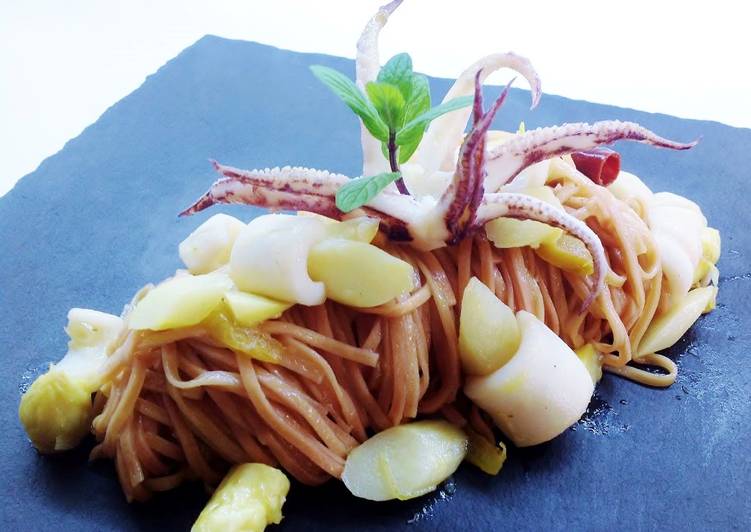 Spaghetti chitarra con calamari all'arancia, asparagi e crema di pistacchi