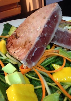 Una foto de Ensalada de atún y mango