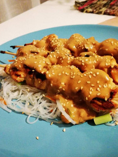 Una foto de Brochetas de pollo thai