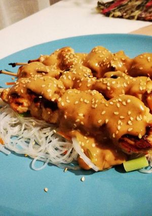 Una foto de Brochetas de pollo thai