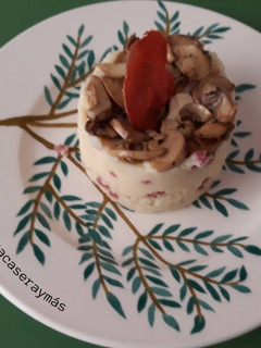 Una foto de Puré de patatas con jamón y champiñones