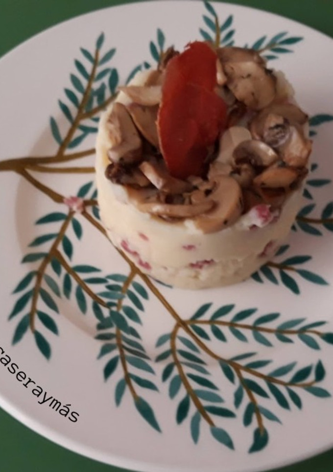 Una foto de Puré de patatas con jamón y champiñones
