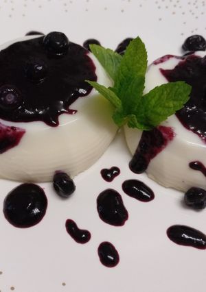 Una foto de Panacota con coulis de arándanos