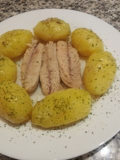 Una foto de Papas cocidas al Microondas con caballa
