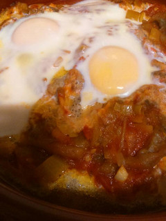 Una foto de Huevos al horno con berenjenas