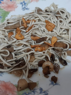 Una foto de Gulas con setas y gambas