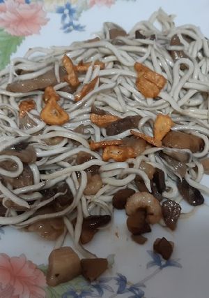 Una foto de Gulas con setas y gambas