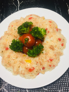 Una foto de Arroz con vegetales y Salmón en la olla Arrocera!