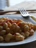 Gnocchetti con crema di peperoni e salmone affumicato