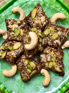 ड्रायफ्रुट्स गुडपापडी (dryfruit gul papadi recipe in marathi) रेसिपी चे मुख्य फोटो