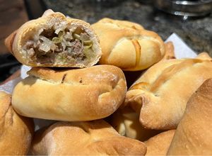 Una foto de Kraut pirot (empanada alemanas con carne molida y repollo)
